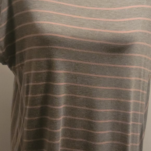 Dalia presents a grey top with horizontal pink stripes size L. - Picture 4 of 4